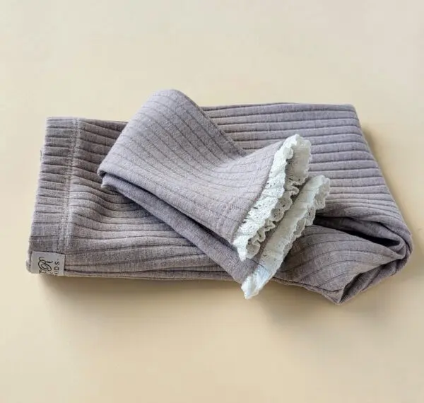 Leggings hellbraun meliert mit Saumrüsche
