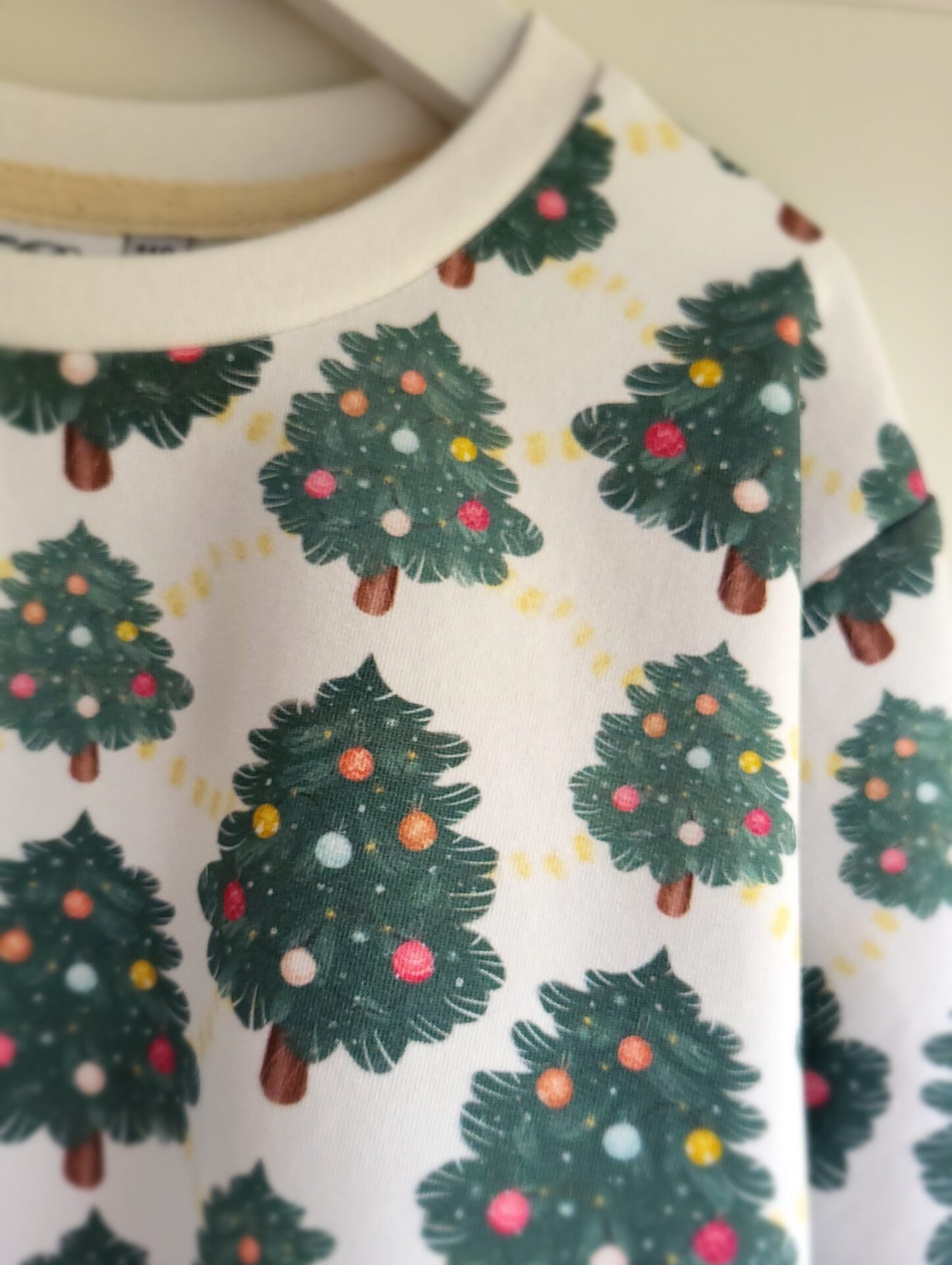 Lounge Sweater Weihnachtsbäume Gr. 110 – Bild 3