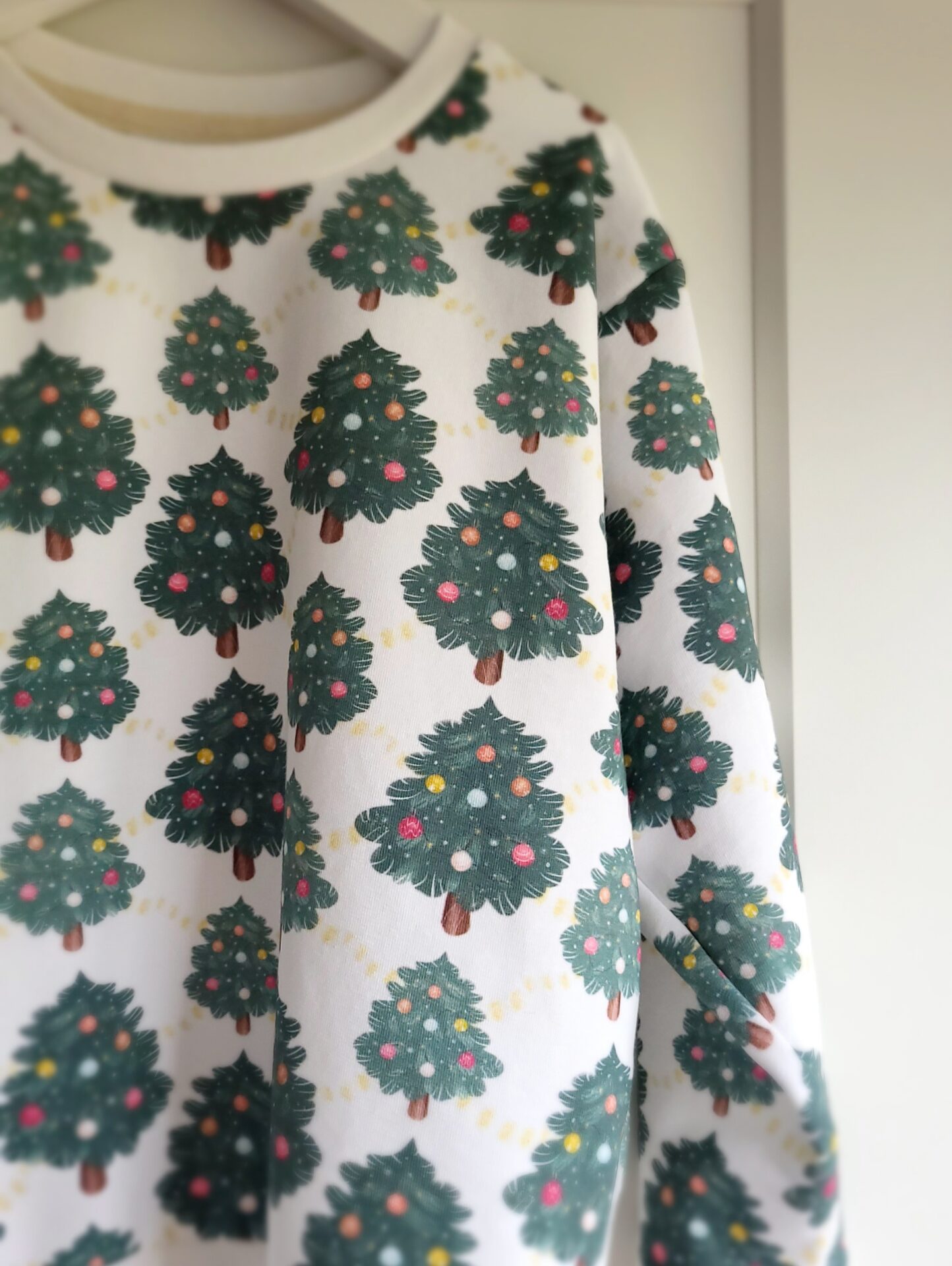 Lounge Sweater Weihnachtsbäume Gr. 110 – Bild 4