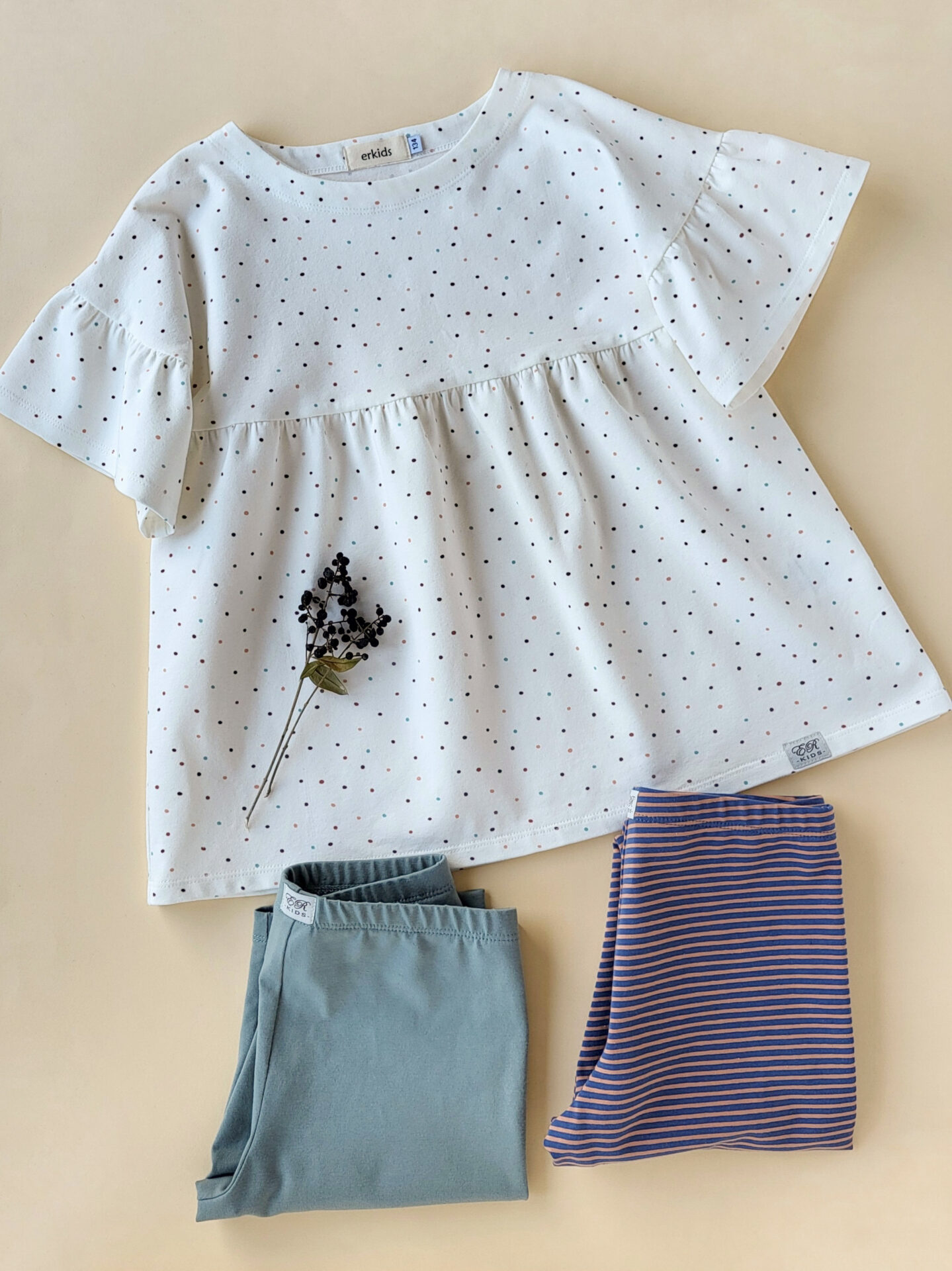 Rüschen-Shirt kleine Punkte Gr.134