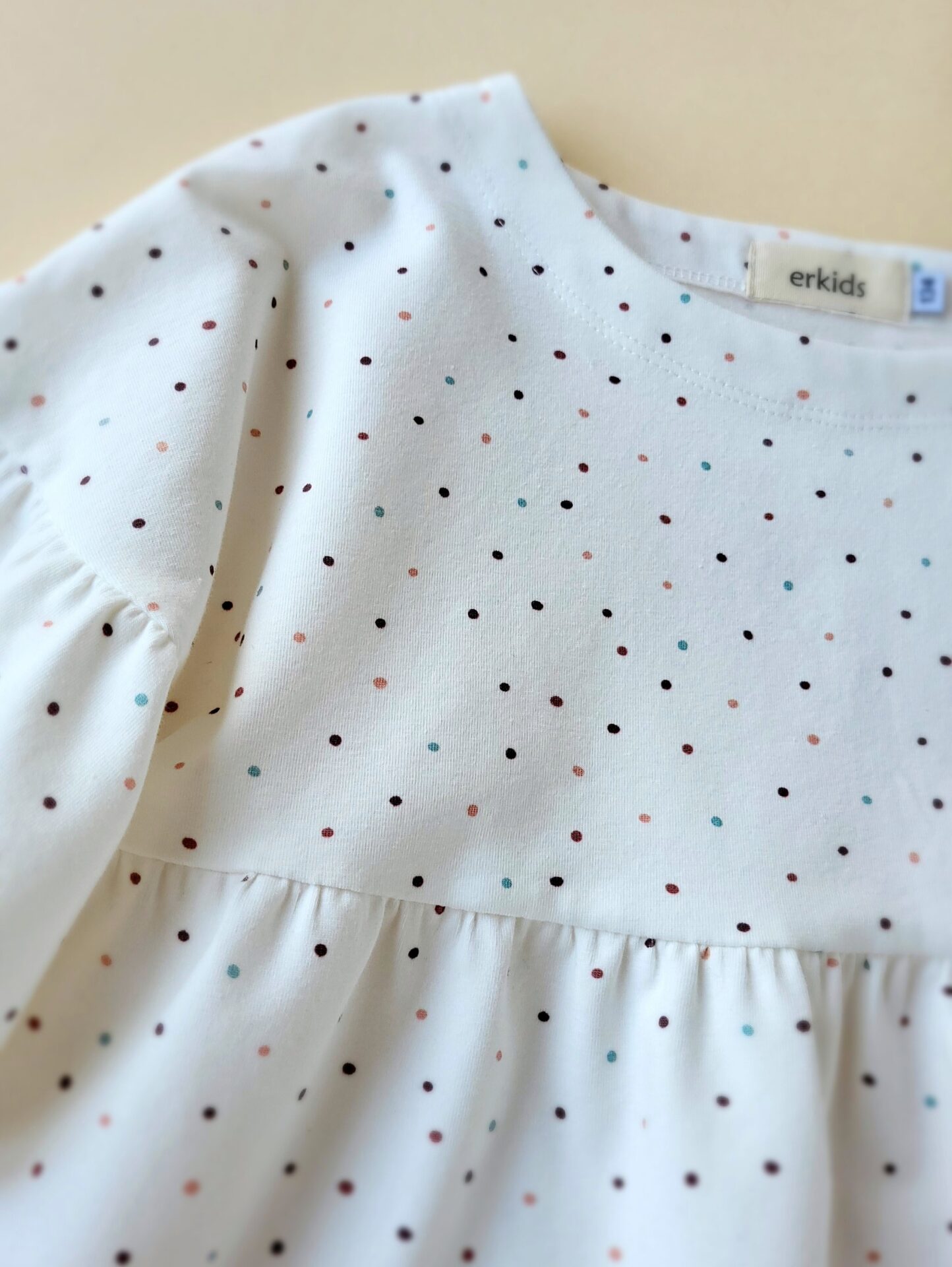 Rüschen-Shirt kleine Punkte Gr.134 – Bild 2